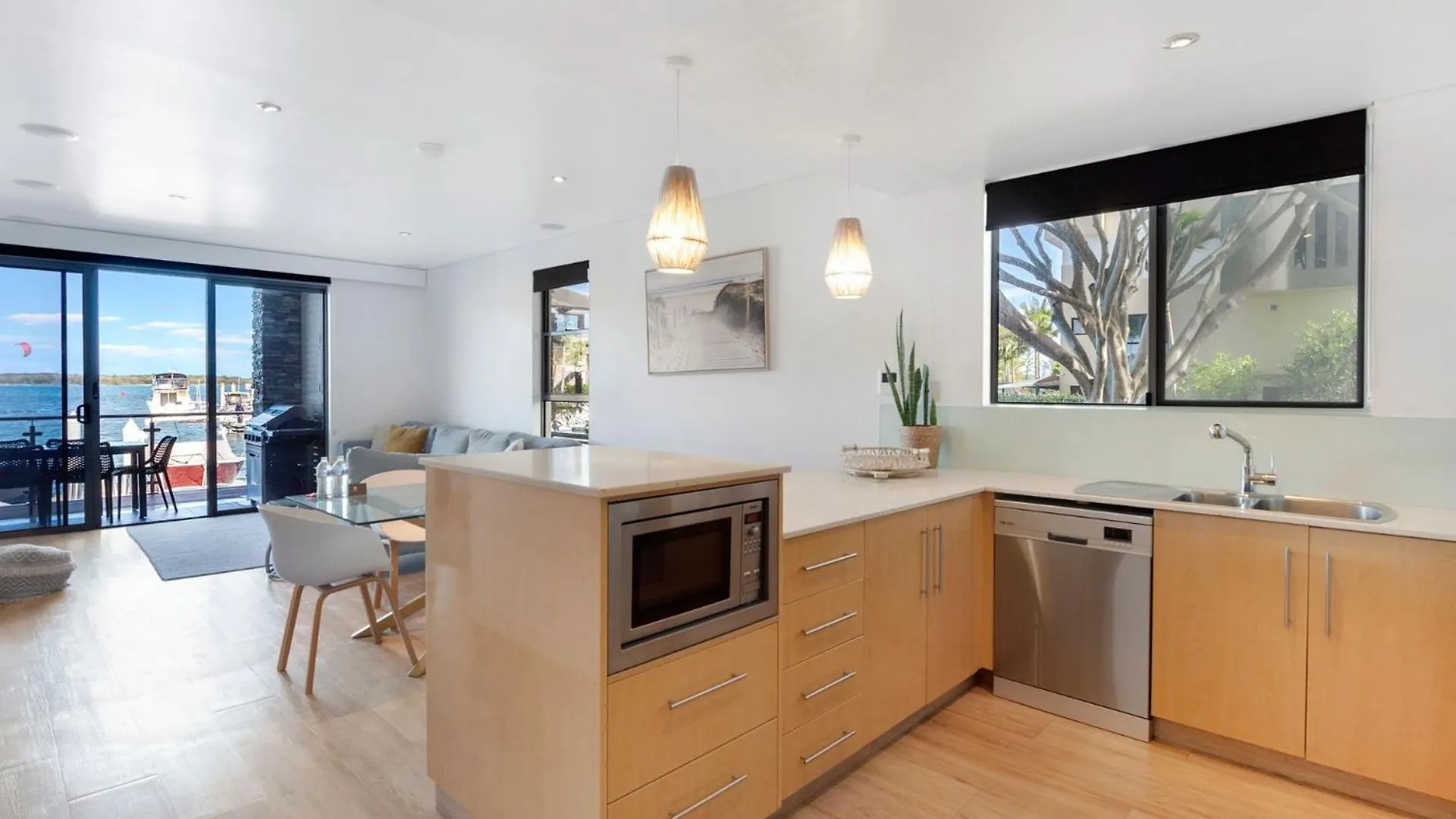 Waterfront Oasis In Runaway Bay - Coasthm Gold Coast Apartment