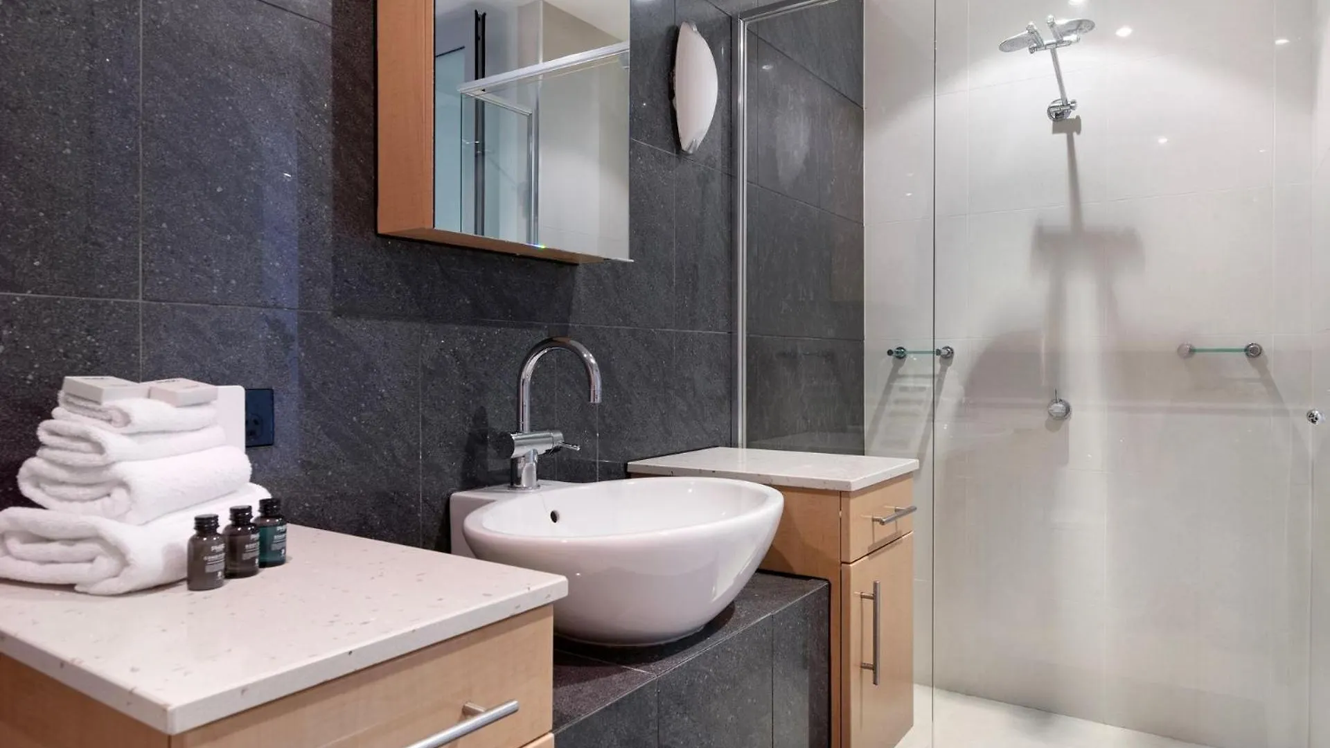 Waterfront Oasis In Runaway Bay - Coasthm Gold Coast Apartment